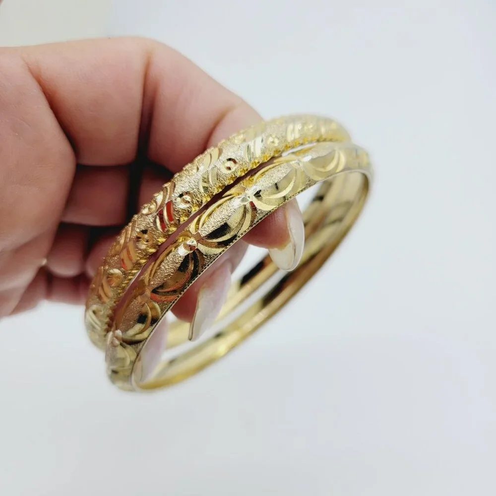 Set of 2 Gold Tone Diamond Cut Bangle Bracelets 8